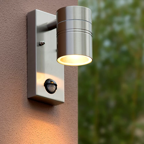 Lucide ARNE-LED IR - Spot mural / Applique mural Intérieur/Extérieur - Ø 6,3 cm - LED - GU10 - 1x5W 2700K - IP44- Détecteur De Mouvement & Jour/Nuit - Chrome Dépoli - ambiance 1